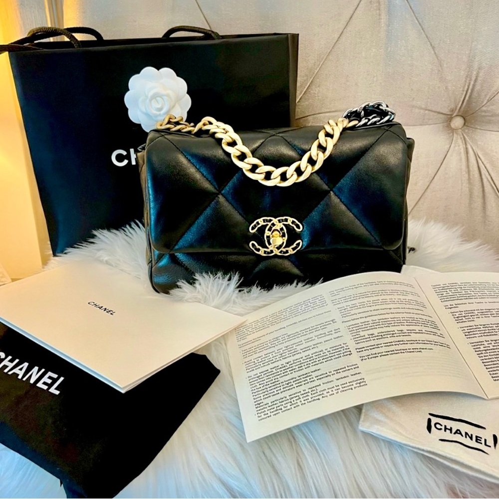 CHANEL 19 Lambskin Quilted Flap Bag in Black Micro Chip - Picture 2 of 16